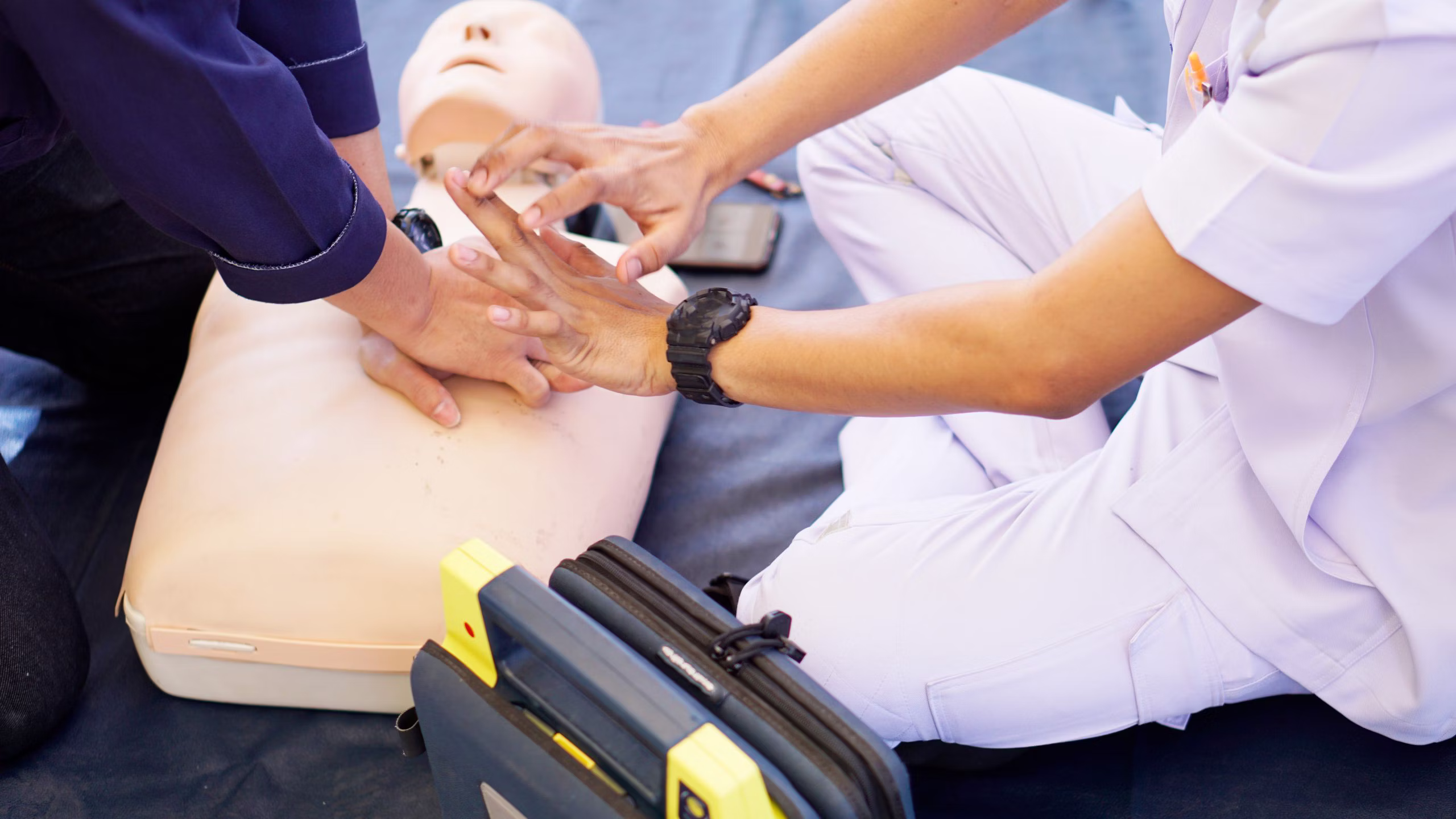 Formation : Gestes Qui Sauvent exemple de massage cardiaque sur un mannequin